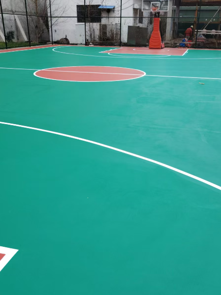 德保 球场长期使用易出现地面开裂